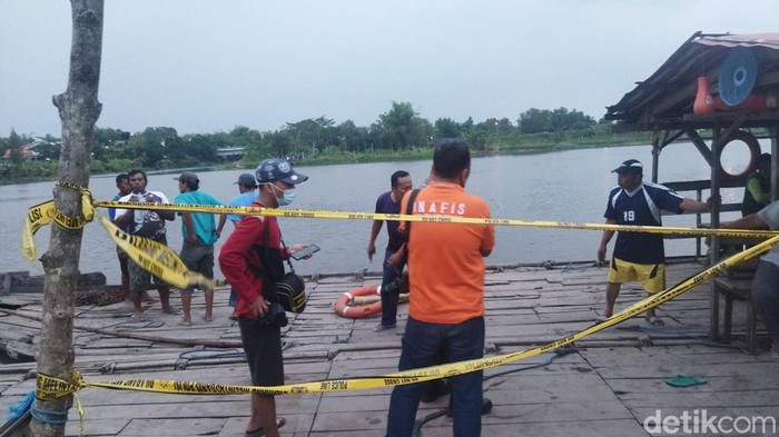 Satu keluarga di Jombang tercebur ke Sungai Brantas saat menyeberang dengan Perahu Tambang