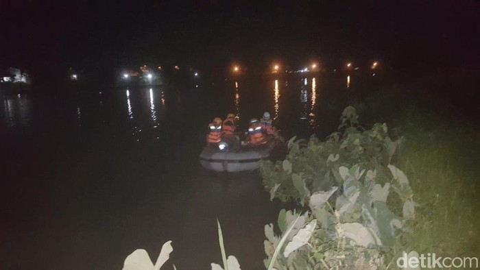 Sekeluarga di Jombang tercebur ke sungai brantas