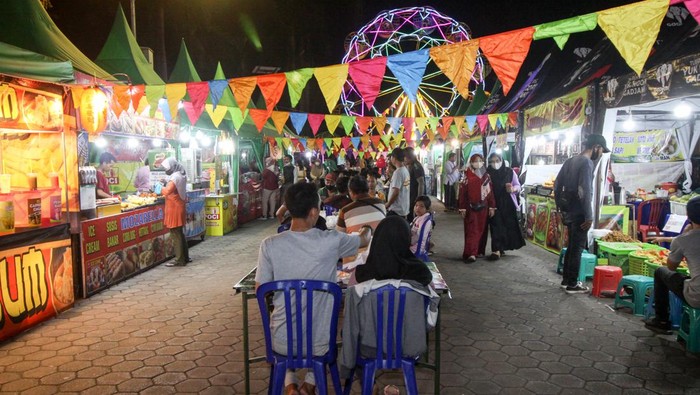Semarak Kampung Ramadan di Sidoarjo Warga mengunjungi pameran Usaha Mikro Kecil dan Menengah (UMKM) di Kampung Ramadhan, Alun Alun Sidoarjo, Jawa Timur, Jumat (8/4/2022). Kampung Ramadhan tersebut digelar untuk memeriahkan bulan suci Ramadhan 1443 H sekaligus memperingati Harlah GP Ansor serta sebagai upaya membangkitkan kembali perekonomian pelaku usaha UMKM dari dampak pandemi COVID-19. ANTARA FOTO/Umarul Faruq/wsj.