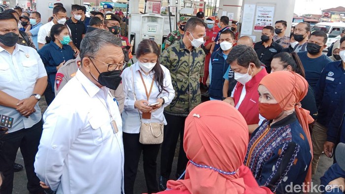 Menteri ESDM Arifin Tasrif (baju putih) saat sidak SPBU di Medan.