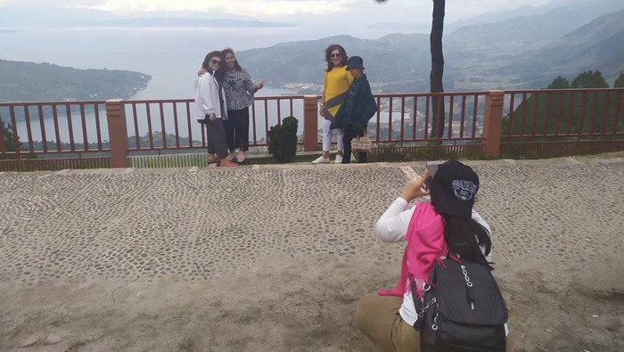 Wisatawan sedang berfoto di kawasan geosite Sipinsur.