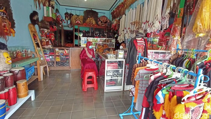 Pedagang suvenir Reog Ponorogo