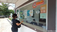 Untuk masuk ke Grand Maerakaca, traveler bisa membeli tiket seharga Rp15 ribu per orang. Di bulan ramadhan ini, sedang ada promo buy 1 get 1. Promo ini hanya bisa diakses pada pukul 08.00-14.00 WIB saja. (Bonauli/detikcom)