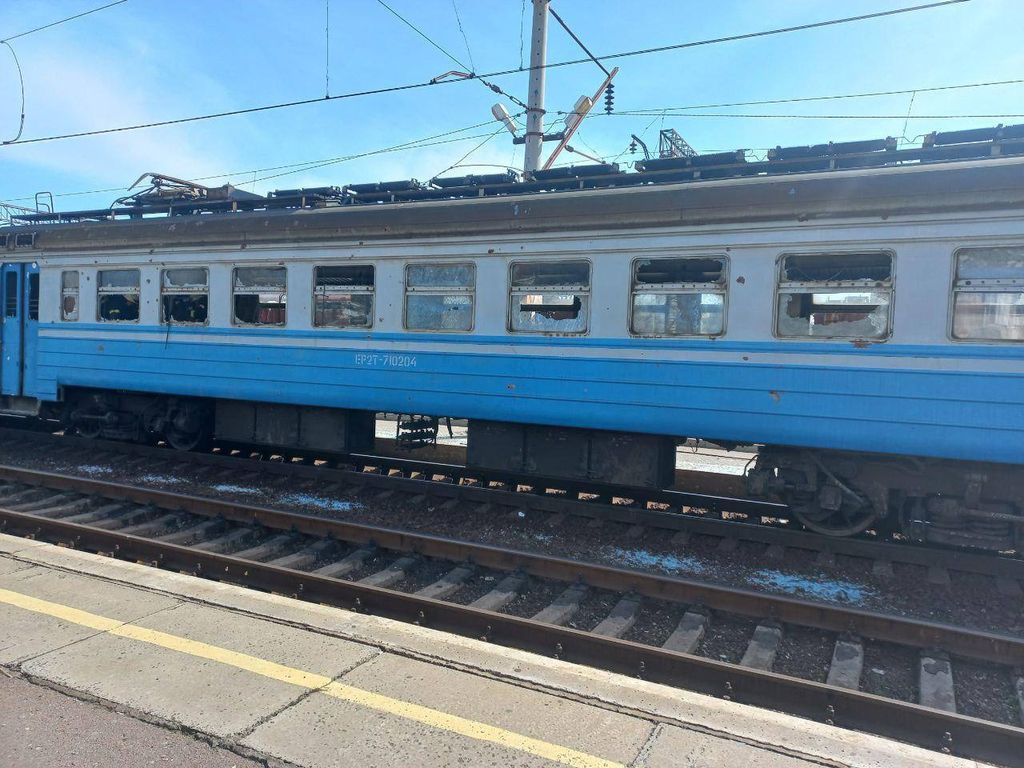 Telegram Presiden Ukraina Volodymyr Zelenskyy, mayat orang-orang yang terbunuh oleh penembakan Rusia tergeletak di peron stasiun kereta api di Kramatorsk, Ukraina, Jumat, 8 April 2022. (Saluran Telegram Presiden Ukraina Volodymyr Zelenskyy via AP)