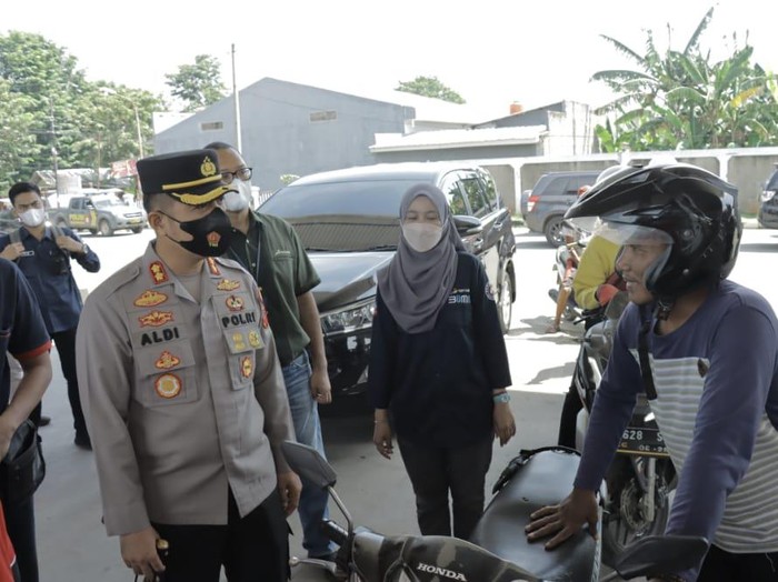 Tinjauan ke SPBU di Karawang