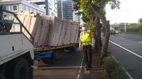 Sopir Diduga Ngantuk, Truk Tabrak Separator Busway Di Jakbar