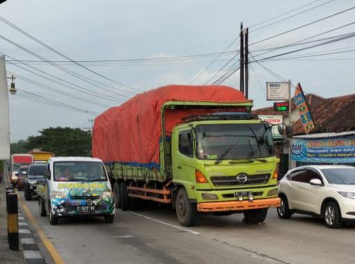 Truk tronton sarat muatan mogok di traffic light Ngaran Mlese, Ceper, Sabtu (9/4) sore.