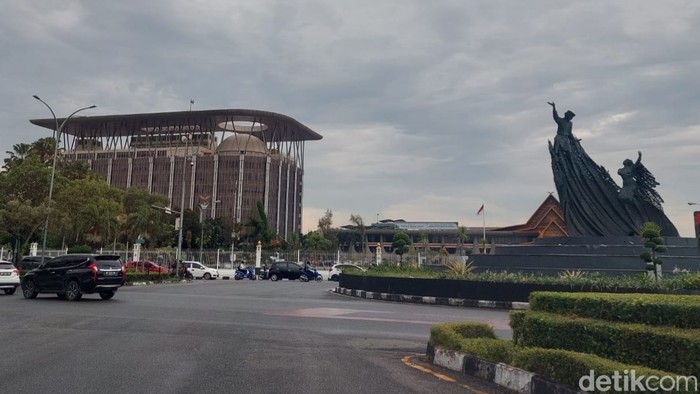 Tugu Zapin dan Kantor Gubernur Riau di Pekanbaru.
