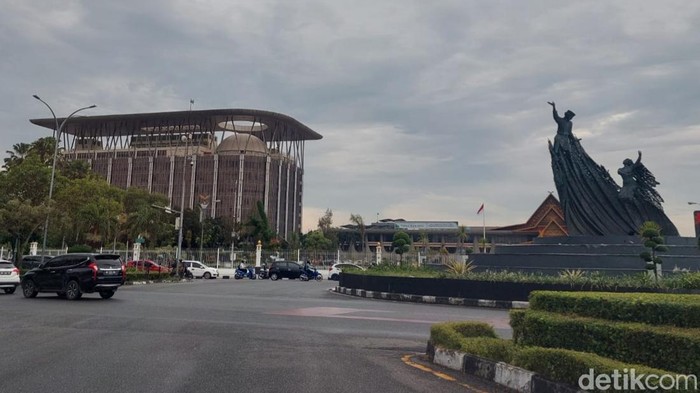 Tugu Zapin dan Kantor Gubernur Riau di Pekanbaru.