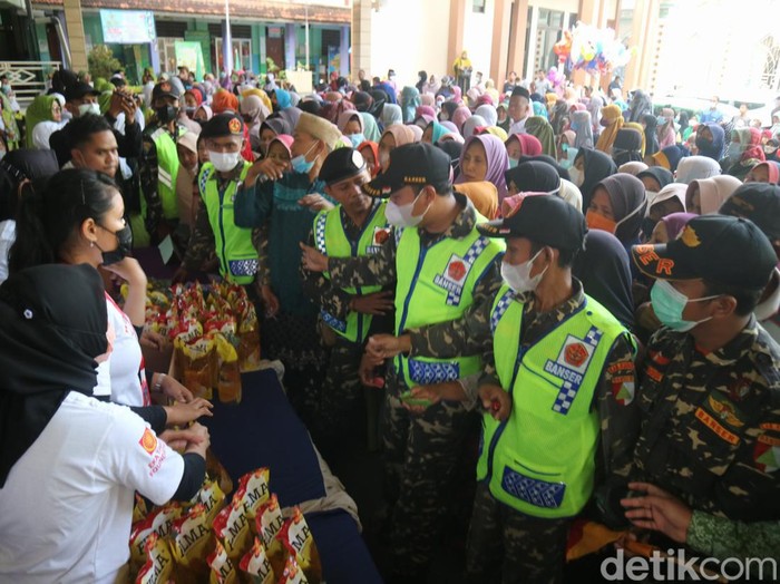 Warga berdesak-desakan demi mendapatkan minyak goreng murah di Desa Mejobo, Kecamatan Mejobo, Sabtu (9/4/2022).