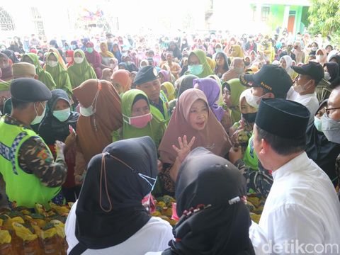 Warga berdesak-desakan demi mendapatkan minyak goreng murah di Desa Mejobo, Kecamatan Mejobo, Sabtu (9/4/2022).