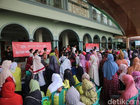 Warga berdesak-desakan demi mendapatkan minyak goreng murah di Desa Mejobo, Kecamatan Mejobo, Sabtu (9/4/2022).