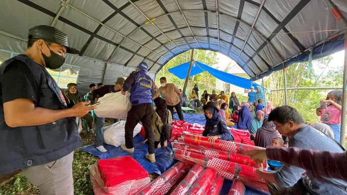 Warga yang rumahnya retak akibat pergeseran tanah masih bertahan di pengungsian (Dok. Istimewa)