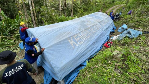 Warga yang rumahnya retak akibat pergeseran tanah masih bertahan di pengungsian (Dok. Istimewa)