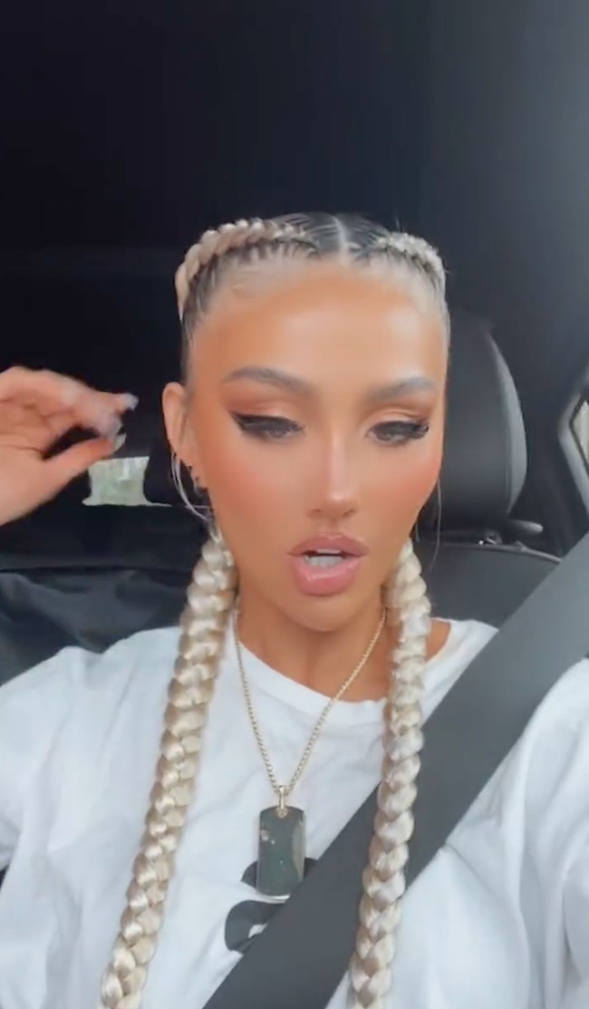 Dalam unggahan Instagramnya itu Agnez terlihat menunjukkan wajahnya yang sudah dirias dengan makeup yang cukup tebal. Eyeshadow, eyeliner, contour, serta bulu mata palsu tampak jelas di wajah Agnez.  Foto: Instagram/@agnezmo