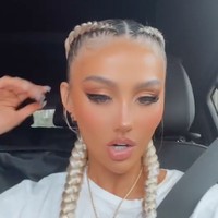 Dalam unggahan Instagramnya itu Agnez terlihat menunjukkan wajahnya yang sudah dirias dengan makeup yang cukup tebal. Eyeshadow, eyeliner, contour, serta bulu mata palsu tampak jelas di wajah Agnez.  Foto: Instagram/@agnezmo