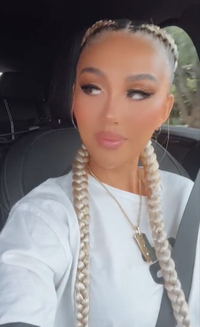 Bibir Agnez Mo pun terlihat lebih tebal dalam video tersebut. Banyak yang mengira bahwa penampilan Agnez itu untuk datang ke acara Grammy Awards 2022. Namun sebenarnya Agnez mengungkapkan bahwa saat itu dirinya sedang dalam perjalanan ke Miami untuk syuting video klip. Foto: Instagram/@agnezmo