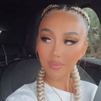 Bibir Agnez Mo pun terlihat lebih tebal dalam video tersebut. Banyak yang mengira bahwa penampilan Agnez itu untuk datang ke acara Grammy Awards 2022. Namun sebenarnya Agnez mengungkapkan bahwa saat itu dirinya sedang dalam perjalanan ke Miami untuk syuting video klip. Foto: Instagram/@agnezmo