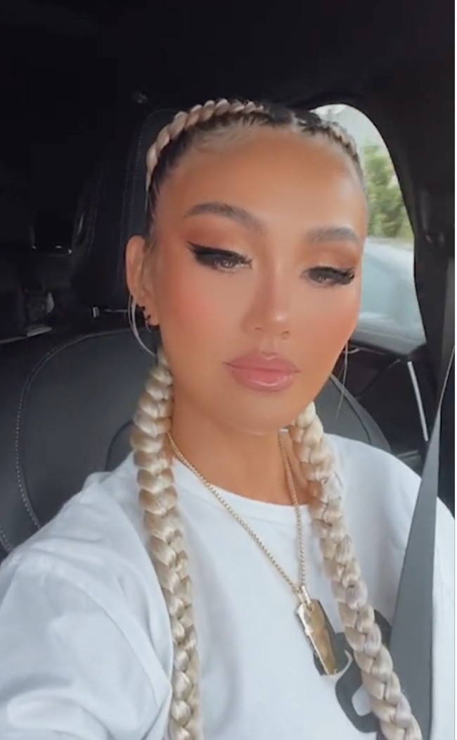 Tak sedikit netizen yang memberikan nyinyiran pada penampilan Agnez tersebut. Wajah Agnez dinilai terlihat tidak natural dan aneh. Suka agnes dgn wajah lama, klu wajah skrg aneh jelas permak wajah, komentar salah seorang netizen. Foto: Instagram/@agnezmo