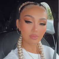 Tak sedikit netizen yang memberikan nyinyiran pada penampilan Agnez tersebut. Wajah Agnez dinilai terlihat tidak natural dan aneh. Suka agnes dgn wajah lama, klu wajah skrg aneh jelas permak wajah, komentar salah seorang netizen. Foto: Instagram/@agnezmo