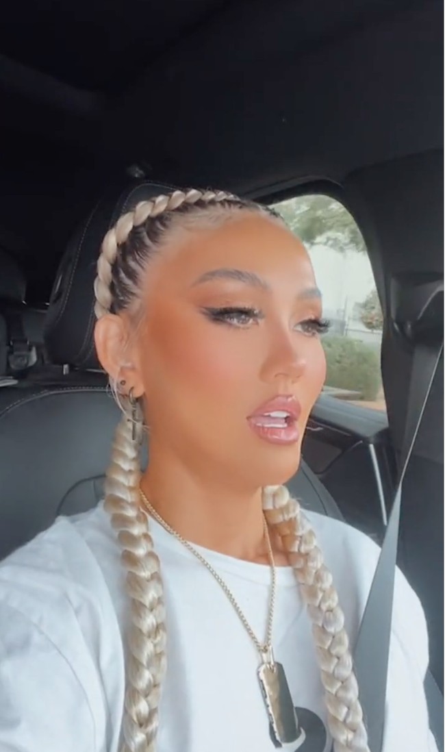 Menanggapi komentar nyinyir dari netizen, Agnez pun mengatakan bahwa saat itu dirinya menggunakan filter Instagram. Menurut Agnez filter tersebut sengaja ia gunakan karena merasa jadi terlihat keren jika memakainya. Foto: Instagram/@agnezmo