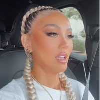 Menanggapi komentar nyinyir dari netizen, Agnez pun mengatakan bahwa saat itu dirinya menggunakan filter Instagram. Menurut Agnez filter tersebut sengaja ia gunakan karena merasa jadi terlihat keren jika memakainya. Foto: Instagram/@agnezmo