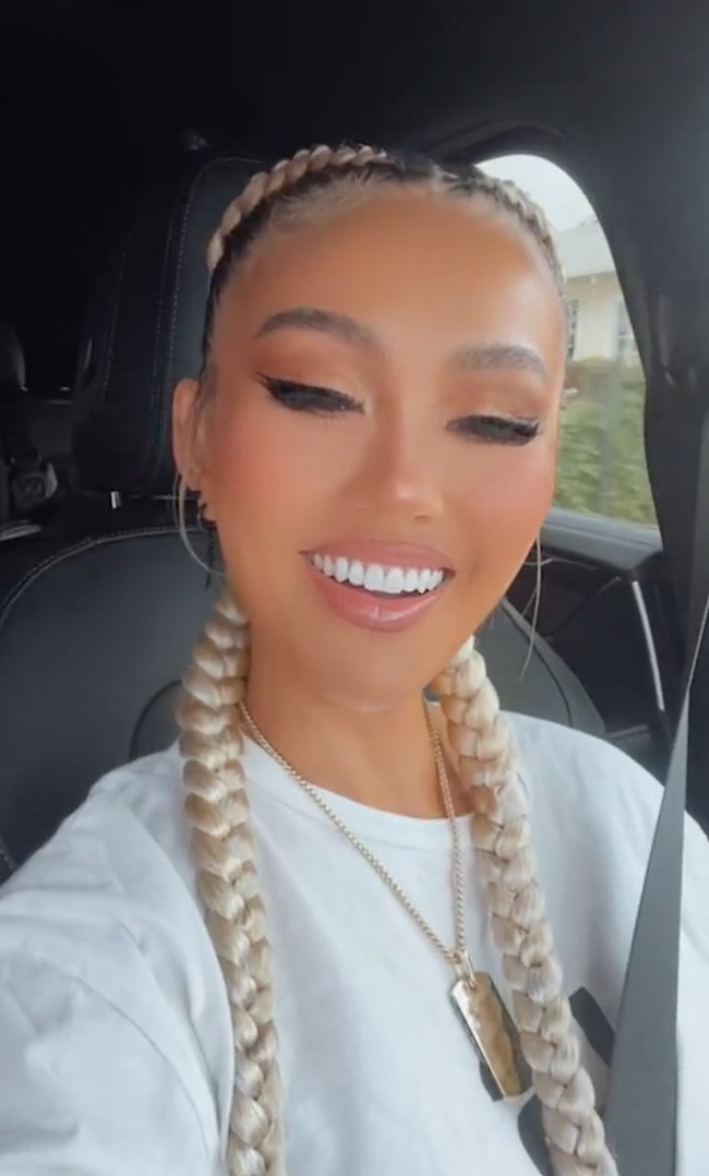 Karena pulasan makeup ditambah dengan filter Instagram yang digunakan, tak heran jika wajah Agnez jadi terlihat sangat manglingi. Bagaimana menurutmu? Foto: Instagram/@agnezmo
