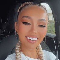 Karena pulasan makeup ditambah dengan filter Instagram yang digunakan, tak heran jika wajah Agnez jadi terlihat sangat manglingi. Bagaimana menurutmu? Foto: Instagram/@agnezmo