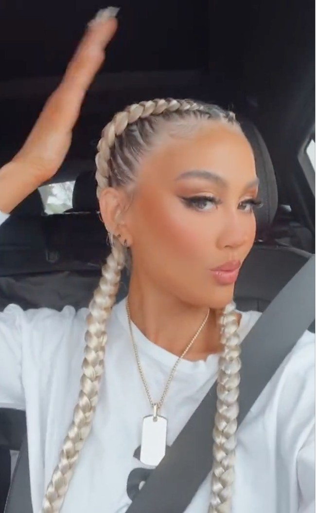 Alih-alih mendapat pujian, penampilan Agnez Mo ini justru banyak mendapat komentar nyinyir dari netizen. Pasalnya wajah Agnez Mo dinilai terlihat berbeda. Saking berbedanya, ada yang sampai mengira Agnez telah melakukan operasi plastik. Foto: Instagram/@agnezmo