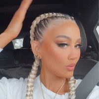 Alih-alih mendapat pujian, penampilan Agnez Mo ini justru banyak mendapat komentar nyinyir dari netizen. Pasalnya wajah Agnez Mo dinilai terlihat berbeda. Saking berbedanya, ada yang sampai mengira Agnez telah melakukan operasi plastik. Foto: Instagram/@agnezmo