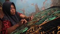Perajin menyelesaikan pembuatan kaligrafi pohon Asmaul Husna di rumah industri milik Mustafa Hadi di Surabaya, Jawa Timur, Jumat (8/4/2022).