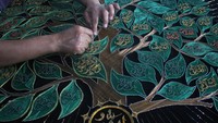 Memasuki minggu awal Ramadan, permintaan kerajinan kaligrafi tersebut mulai meningkat dibanding tahun sebelumnya yang sempat tidak berproduksi akibat COVID-19.