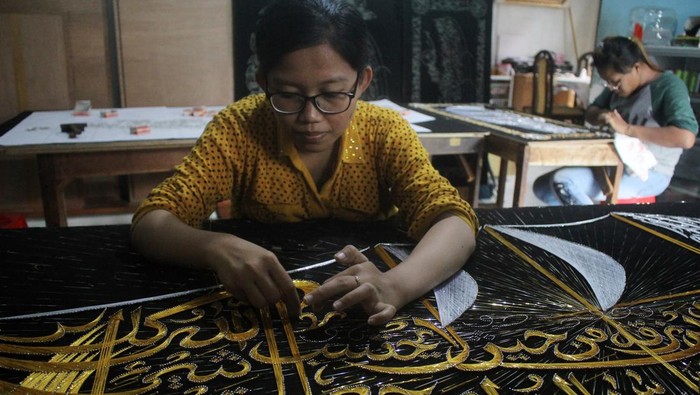 Alhamdulillah, Permintaan Kerajinan Kaligrafi Meningkat Saat Ramadan Perajin menyelesaikan pembuatan kaligrafi pohon Asmaul Husna di rumah industri milik Mustafa Hadi di Surabaya, Jawa Timur, Jumat (8/4/2022). Memasuki minggu awal Ramadhan, permintaan kerajinan kaligrafi tersebut mulai meningkat dibanding tahun sebelumnya yang sempat tidak berproduksi akibat COVID-19 dan kerajinan tersebut dijuar berkisar Rp500 ribu hingga Rp5 juta per buah tergantung ukuran dan motifnya. ANTARA FOTO/Patrik Cahyo Lumintu/Zk/wsj.