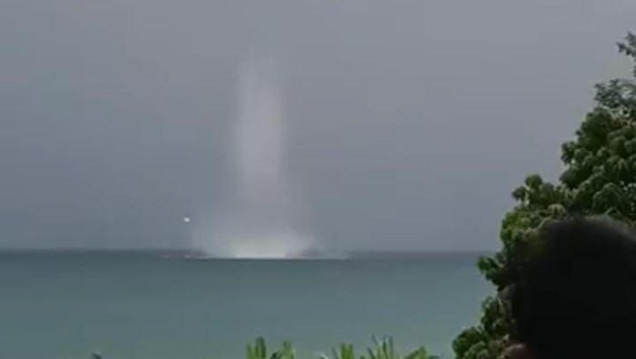 Screenshot Video Fenomena Angin Puting Beliung di Danau Toba