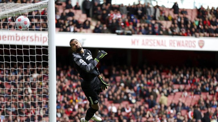 Brightons goalkeeper Robert Sanchez makes a save in front of Arsenals Gabriel Martinelli, center left, during the English Premier League soccer match between Arsenal and Brighton and Hove Albion at Emirates stadium in London, Saturday, April 9, 2022. (AP Photo/Ian Walton)