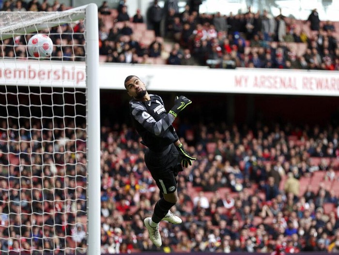 Brighton's goalkeeper Robert Sanchez makes a save in front of Arsenal's Gabriel Martinelli, center left, during the English Premier League soccer match between Arsenal and Brighton and Hove Albion at Emirates stadium in London, Saturday, April 9, 2022. (AP Photo/Ian Walton)