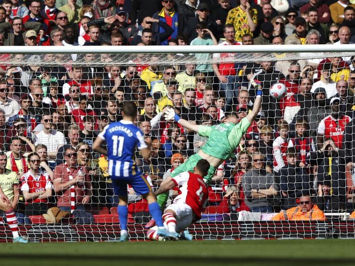 Brighton's goalkeeper Robert Sanchez makes a save in front of Arsenal's Gabriel Martinelli, center left, during the English Premier League soccer match between Arsenal and Brighton and Hove Albion at Emirates stadium in London, Saturday, April 9, 2022. (AP Photo/Ian Walton)