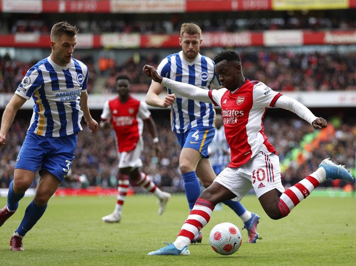 Brighton's goalkeeper Robert Sanchez makes a save in front of Arsenal's Gabriel Martinelli, center left, during the English Premier League soccer match between Arsenal and Brighton and Hove Albion at Emirates stadium in London, Saturday, April 9, 2022. (AP Photo/Ian Walton)