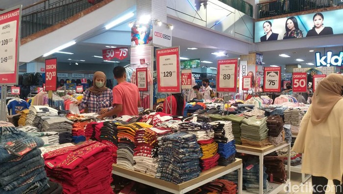 Minggu pertama Ramadan 2022, berbagai supermarket atau departemen store di wilayah Depok sudah banyak menyediakan promo atau diskon. Mulai dari diskon 50% sampai 80% hingga promo beli 1 gratis 1, Minggu, 10/4/2022.