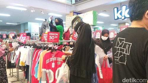 Minggu pertama Ramadan 2022, berbagai supermarket atau departemen store di wilayah Depok sudah banyak menyediakan promo atau diskon. Mulai dari diskon 50% sampai 80% hingga promo beli 1 gratis 1, Minggu, 10/4/2022.