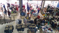 Sebut saja, untuk merek sepatu sandal DR Kevin ada promo beli  1 gratis 1 dengan harga Rp 150 ribu. Ada juga celana jeans yang dibanderol dengan harga spesial Ramadan dari normalnya Rp 500 ribu menjadi Rp 249 ribu, serta promo Hoodie beli 2 hanya Rp 150 ribu dari harga sebelumnya Rp 200 ribu.