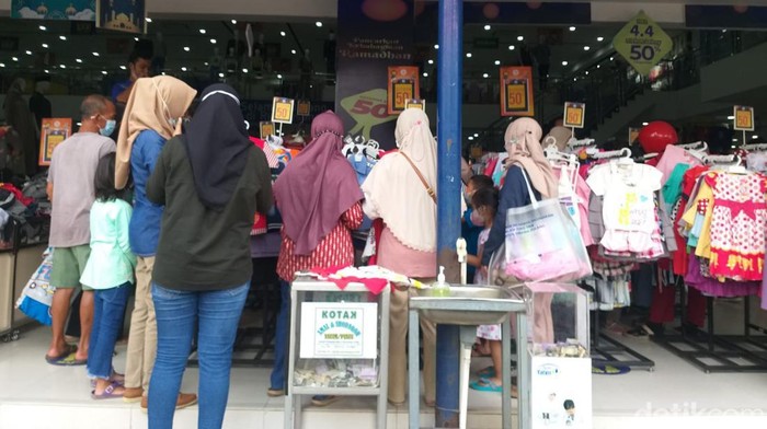 Awal Ramadan, Promo Sampai 80% Bejibun di Mal Wilayah Depok Minggu pertama Ramadan 2022, berbagai supermarket atau departemen store di wilayah Depok sudah banyak menyediakan promo atau diskon. Mulai dari diskon 50% sampai 80% hingga promo beli 1 gratis 1, Minggu, 10/4/2022.