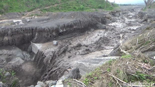 Banjir lahar dingin Semeru mengakibatkan jalur alternatif Lumajang-Malang ditutup.