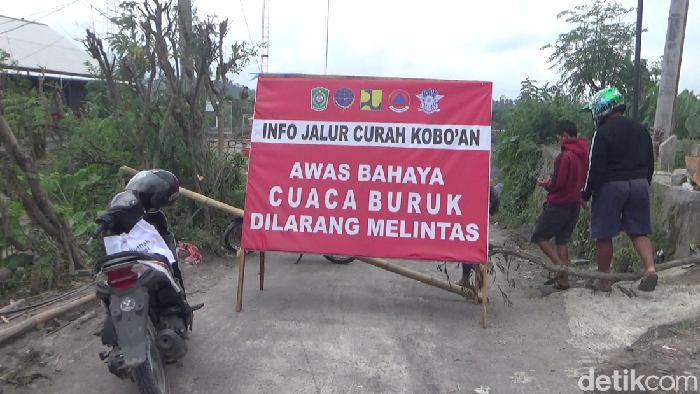 Banjir lahar dingin Semeru mengakibatkan jalur alternatif Lumajang-Malang ditutup.