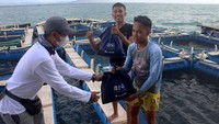 Selain bantuan paket kebutuhan Ramadan, ada juga bingkisan berupa perlengkapan sekolah untuk anak-anak nelayan.