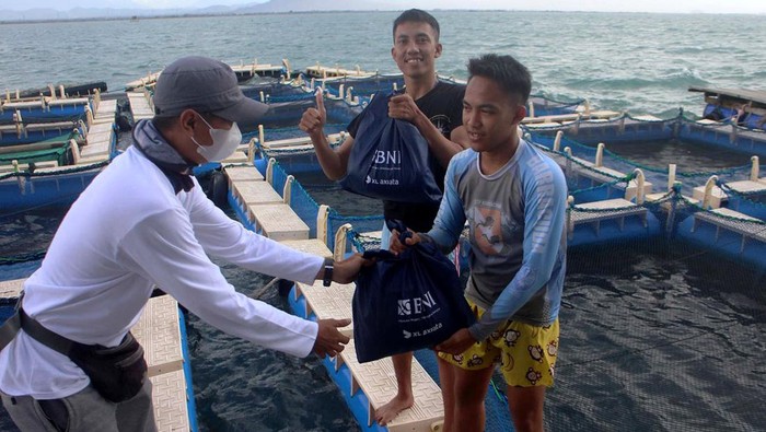 Bantuan Paket Kebutuhan Ramadan untuk Warga Pesisir Sejumlah perwakilan jurnalis membagikan paket kebutuhan Ramadan kepada warga pesisir saat kegiatan Sahur on The Boat 2022-Ramadan Berbagi di Serang, Banten, Sabtu (9/4/2022).