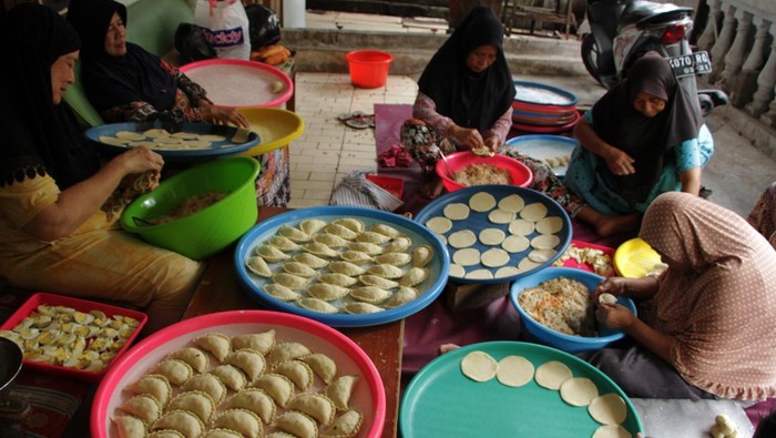Pekerja mencetak adonan kue jalangkote di salah satu industri rumahan di Makassar, Sulawesi Selatan, Sabtu (9/4/2022). Pemilik usaha mengaku memproduksi hingga 700 potong kue jalangkote dalam sehari saat bulan Ramadhan 1443 H atau naik 250 persen dibanding hari biasa yang hanya mencapai 200 potong akibat tingginya permintaan kue khas Makassar tersebut sebagai menu buka puasa. ANTARA FOTO/Arnas Padda/YU