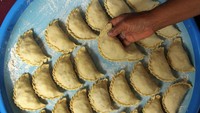 Pemilik usaha mengaku memproduksi hingga 700 potong kue jalangkote dalam sehari saat bulan Ramadhan 1443 H atau naik 250 persen dibanding hari biasa yang hanya mencapai 200 potong.