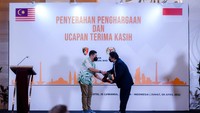 Penghargaan dan ucapan terima kasih diterima langsung pihak Bareskrim Polri dari salah satu perusahaan Malaysia, Alam Destini SDN BHD di hotel Luwansa, Jakarta, Sabtu, (9/4/2022). Tak cuma itu. Atase Keamanan Duta Besar Malaysia, pun ikut memberikan ucapan terima kasih kepada Bareskrim Polri.