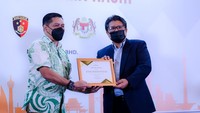Penghargaan diberikan pihak Malaysia lantaran Bareskrim Polri dianggap sukses menjalankan tugas dengan menuntaskan kasus penggelapan saham milik perusahan asal Malaysia, Alam Destini SDN BHD. Kasus penggelapan saham yang terjadi di Indonesia pada 2021 ini juga melibatkan sindikat internasional. Tak heran kalau upaya dan kerja keras Bareskrim Polri ini lantas mendapat acungan jempol dari pihak Malaysia.